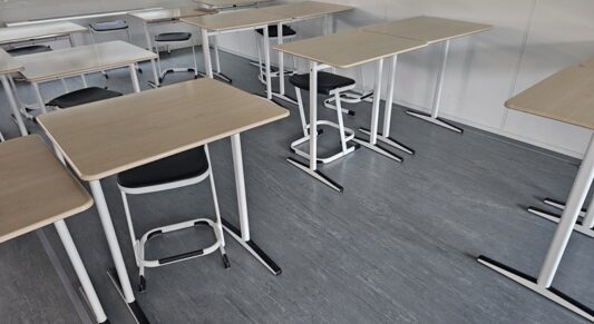 School meubelen inkoop. leerling tafels krukken stoelen opkoper verkoper